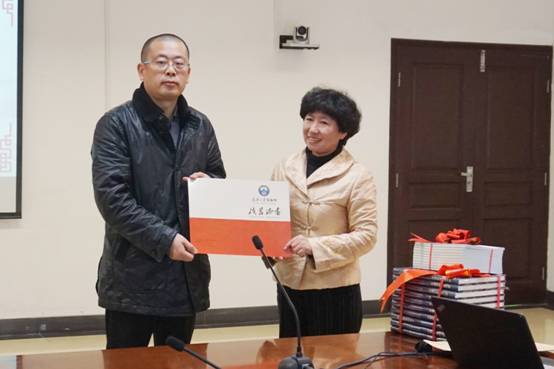 1512465399106559.jpg 赠书仪式.JPG