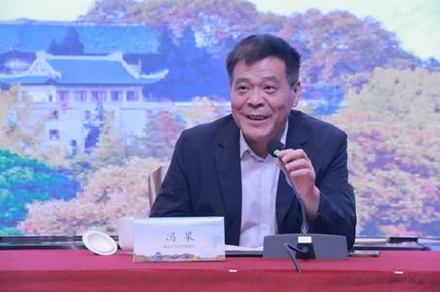 【图:闭幕式发言人图 】